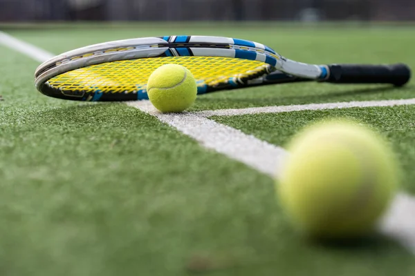 芝生の上のテニスのための機器 — ストック写真
