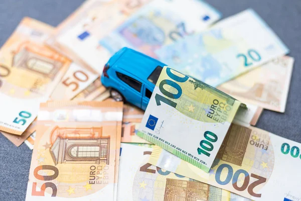 Enveloppe Met Eurobankbiljetten Auto Geïsoleerd Witte Transportkosten Planning Concept Hoge — Stockfoto