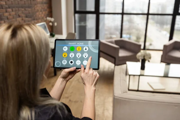 Γυναίκα Που Ελέγχει Έξυπνες Οικιακές Συσκευές Χρησιμοποιώντας Ένα Ψηφιακό Tablet — Φωτογραφία Αρχείου