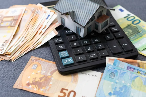 Modello Miniatura Case Banconote Euro Impilate Fondo Bianco Isolato Concetto — Foto Stock