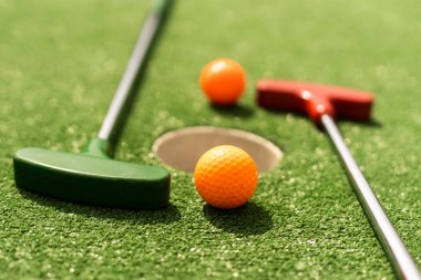 Yapay çimlerin üzerinde mini golf topu. Yaz sezonu oyunu.