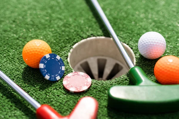Kasino Marker Och Golfutrustning Den Gröna Gräsmattan — Stockfoto