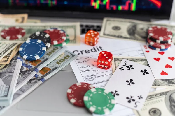 Chips Casino Rojo Parte Superior Periódico Financiero — Foto de Stock