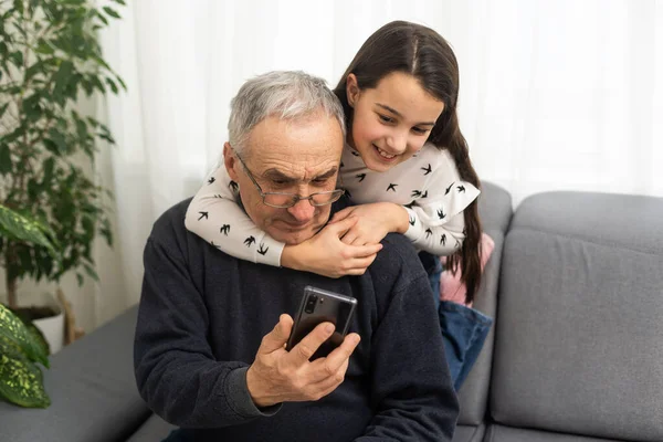 Homem Sênior Anos Mostrando Sua Neta Como Usar Smartphone — Fotografia de Stock