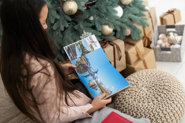 10代の女の子はクリスマスの朝に家族の写真アルバムを見て 家で居心地の良い家族の瞬間 — ストック写真