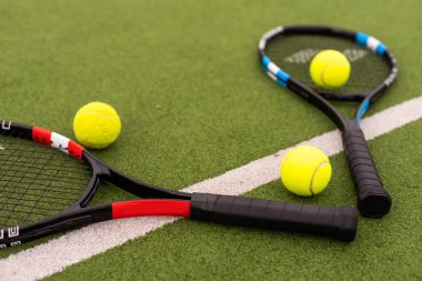 Tenis kortu Üst Manzara tenis topları ve yeşil çimen arka planda raket.