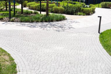 Yeşil çimenler, oyun alanı manzarası, apartmanın yakınında güzel bir alan.