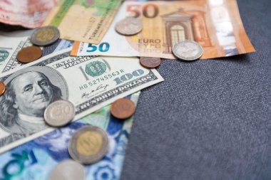 İş ve finans kavramı. Parasal geçmiş. ABD ve AB banknotları ve paraları, kağıt paralar, avro ve paralar kaotik bir düzende dağıtıldı. İş ve finans kavramı.