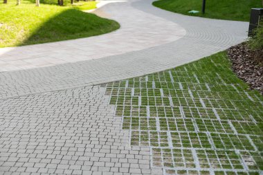 Yeşil çimenler, oyun alanı manzarası, apartmanın yakınında güzel bir alan.