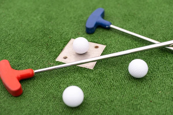 五彩缤纷的高尔夫球杆 用高尔夫球打在人造草地上 — 图库照片