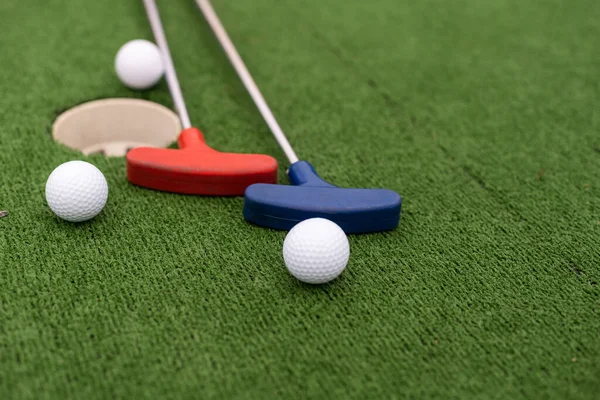Mini Golf Közelkép Színes Golf Putters Labdák — Stock Fotó