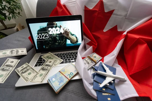 Ноутбук Путешествиями Деньгами Флагом Канады — стоковое фото
