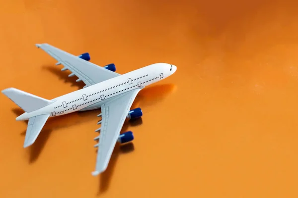 Kis Fehér Repülőgép Narancssárga Alapon — Stock Fotó