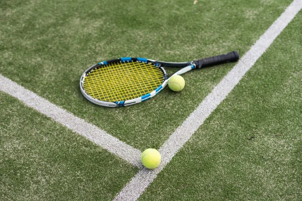 Primer Plano Raquetas Tenis Pelotas Tenis Que Encuentran Pista Tenis — Foto de Stock