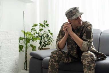 Terapi seansı sırasında orta yaşlı, çaresiz bir askerin portresi. Depresyondan muzdarip engelli asker. Travma Sonrası Stres