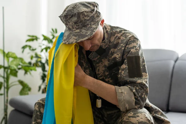 Ουκρανός Πολεμιστής Άντρας Ντυμένος Στρατιωτική Στολή Pixel Κρατά Την Κίτρινη — Φωτογραφία Αρχείου
