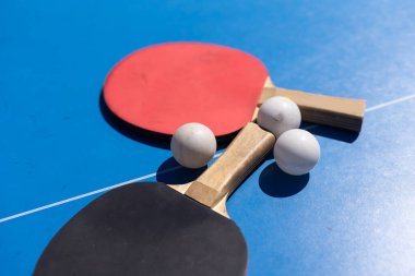 Tabletennis veya ping pong raketleri ve topları masada. Spor kavramı