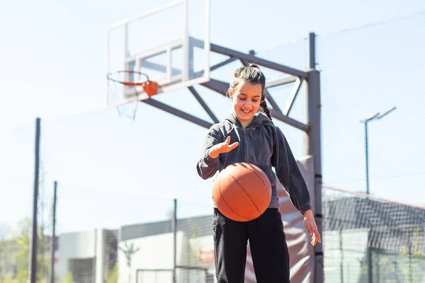 Mädchen Mit Einem Basketball Auf Dem Hintergrund Der Stadt Street — Stockfoto