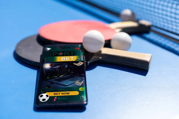 Pong Pong Maila Älypuhelin Pöydällä — kuvapankkivalokuva