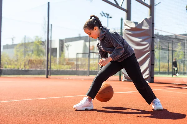 Девушка Баскетбольным Мячом Фоне Города Уличный Баскетбол — стоковое фото