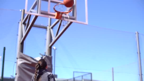 Девушка Баскетбольным Мячом Фоне Города Уличный Баскетбол — стоковое видео