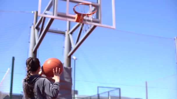 Schöne Mädchen Schießen Korb Und Basketball Spielen — Stockvideo