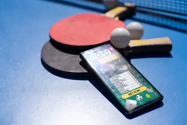 Racchetta Ping Pong Smartphone Sul Tavolo — Foto Stock