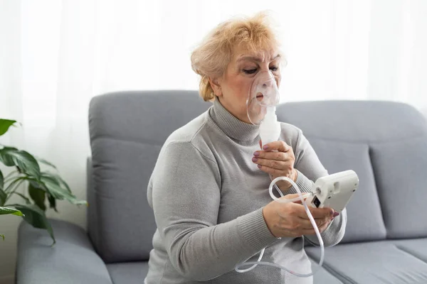Donna Anziana Che Utilizza Nebulizzatore Inalazione Casa Guarda Fotocamera — Foto Stock