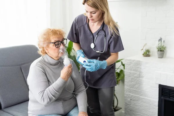 Ältere Frau Benutzt Inhalator Bei Asthma Und Atemwegserkrankungen Hause — Stockfoto