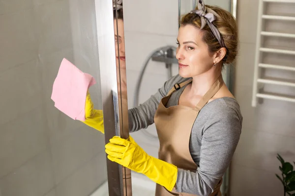 Schöne Junge Frau Putzt Badezimmer — Stockfoto