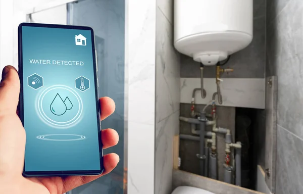 Telefone Inteligente Com Aplicação Controle Doméstico Com Água Detectada — Fotografia de Stock