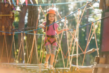 Küçük kız tırmanmaya hazırlanıyor.