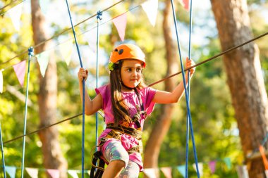 Küçük kız tırmanmaya hazırlanıyor.