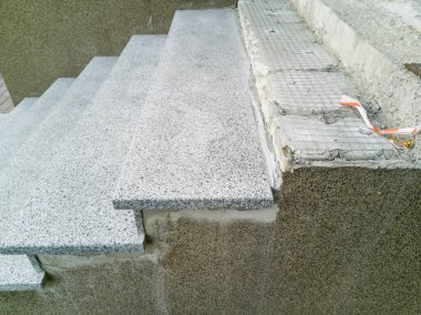 Kırık fayans ile eski bir merdiven