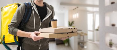 Paket yemek için çeşitli kağıt kaplar. Teslimatçı pizza taşıyor..