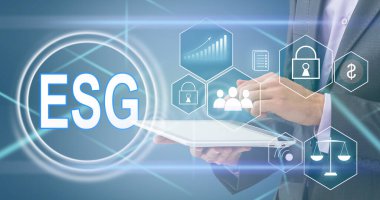ESG Çevre Yönetimi Yatırım Yatırım Konsepti. ESG verilerini analiz et. İş sürdürülebilirliği yatırım stratejisi kavramında sanal ekranda simgeler belirir.