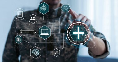 Asker sanal bir arayüz üzerinde tıbbi haç simgesi olan kalp sunuyor. Askeri Güvenlik ve Koruma Sivilleri. Askeri Hastane. Askerler ve Halk Sağlığı Güvenliği.