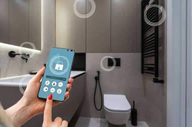 Telefon ile app akıllı ev perde Oda evde tutan eller.