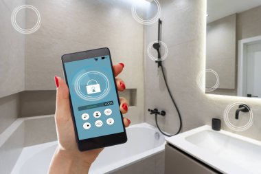 Akıllı ev, ev otomasyonu, uygulama simgeli aygıt. Kadın akıllı telefonunu akıllı güvenlik uygulaması ile evinin kapısını açmak için kullanıyor.