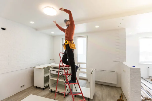 Elektriker Repariert Deckenventilator Mit Lampen Drinnen Raum Für Text — Stockfoto