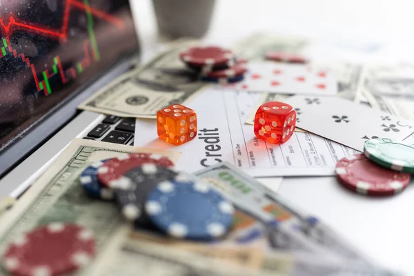 扑克和筹码一起打牌 在赌场桌上赢钱 — 图库照片