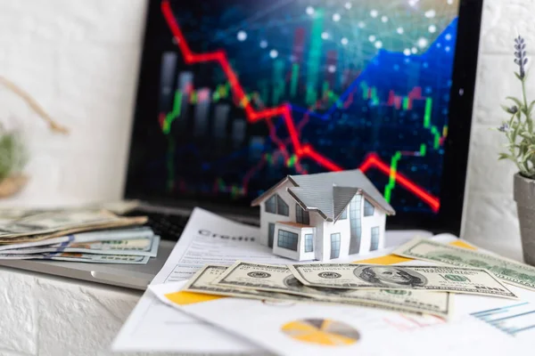 Das Konzept Des Fallenden Immobilienmarktes Verringerte Zinsen Für Die Hypothek — Stockfoto