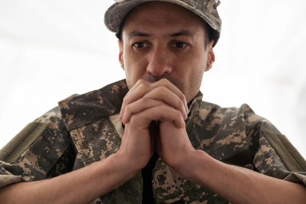Egy Katonai Egyenruhás Férfi Ablak Melletti Székben Koncepció Egy Katona — Stock Fotó