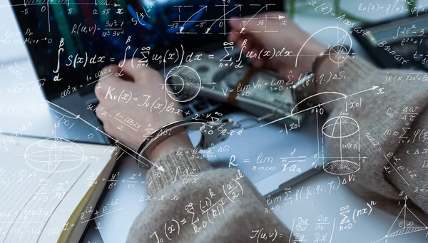 Analista Quantitativo Está Desenhando Diferentes Fórmulas Matemáticas Tela Vidro — Fotografia de Stock