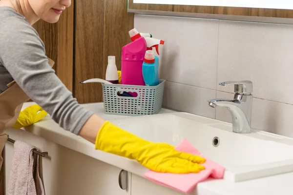 Frau Putzt Das Haus Hausarbeit — Stockfoto