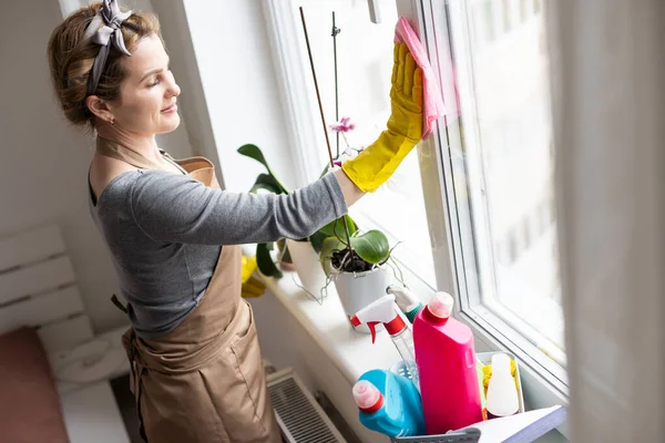 Mulher Limpeza Polimento Bancada Cozinha Com Detergente Spray Limpeza Conceito — Fotografia de Stock