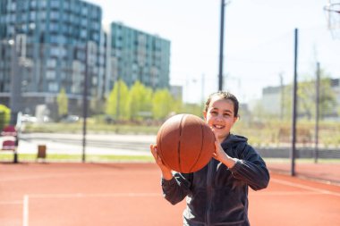 Güzel kız basket atıyor ve basketbol oynuyor..
