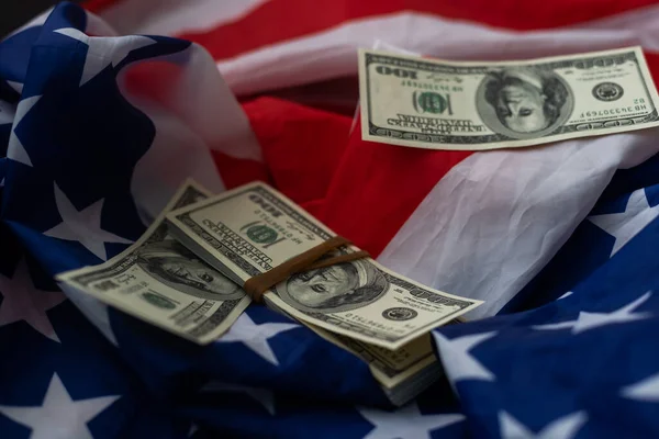 アメリカ国旗とドル札 ビジネスと金融の概念 — ストック写真