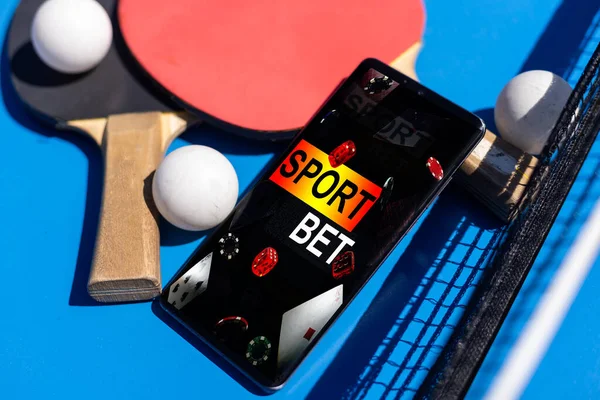 Smartphone Modrém Stole Ping Pong Rakety Lano Pozadí — Stock fotografie