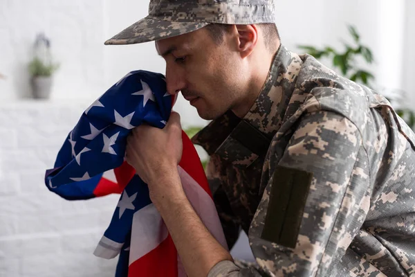 Aufgebrachter Amerikanischer Soldat Mit Flagge Beim Weinen Gedenktag — Stockfoto